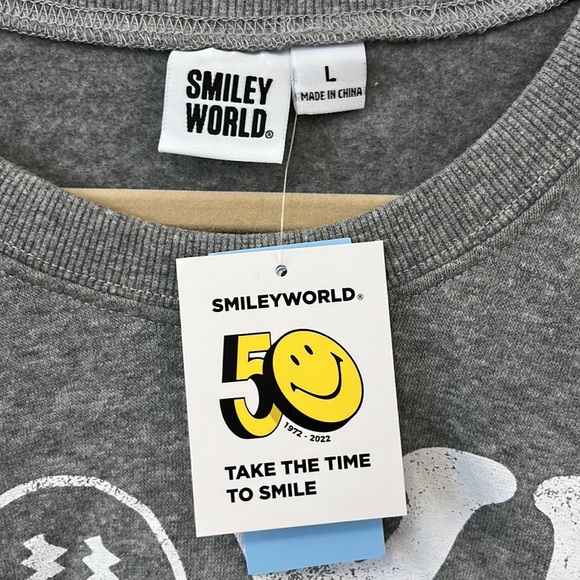 Women's SmileyWorld Love Above All Graphic Sweatshirt Gray L Smiley Company NWT - Picture 8 of 13
